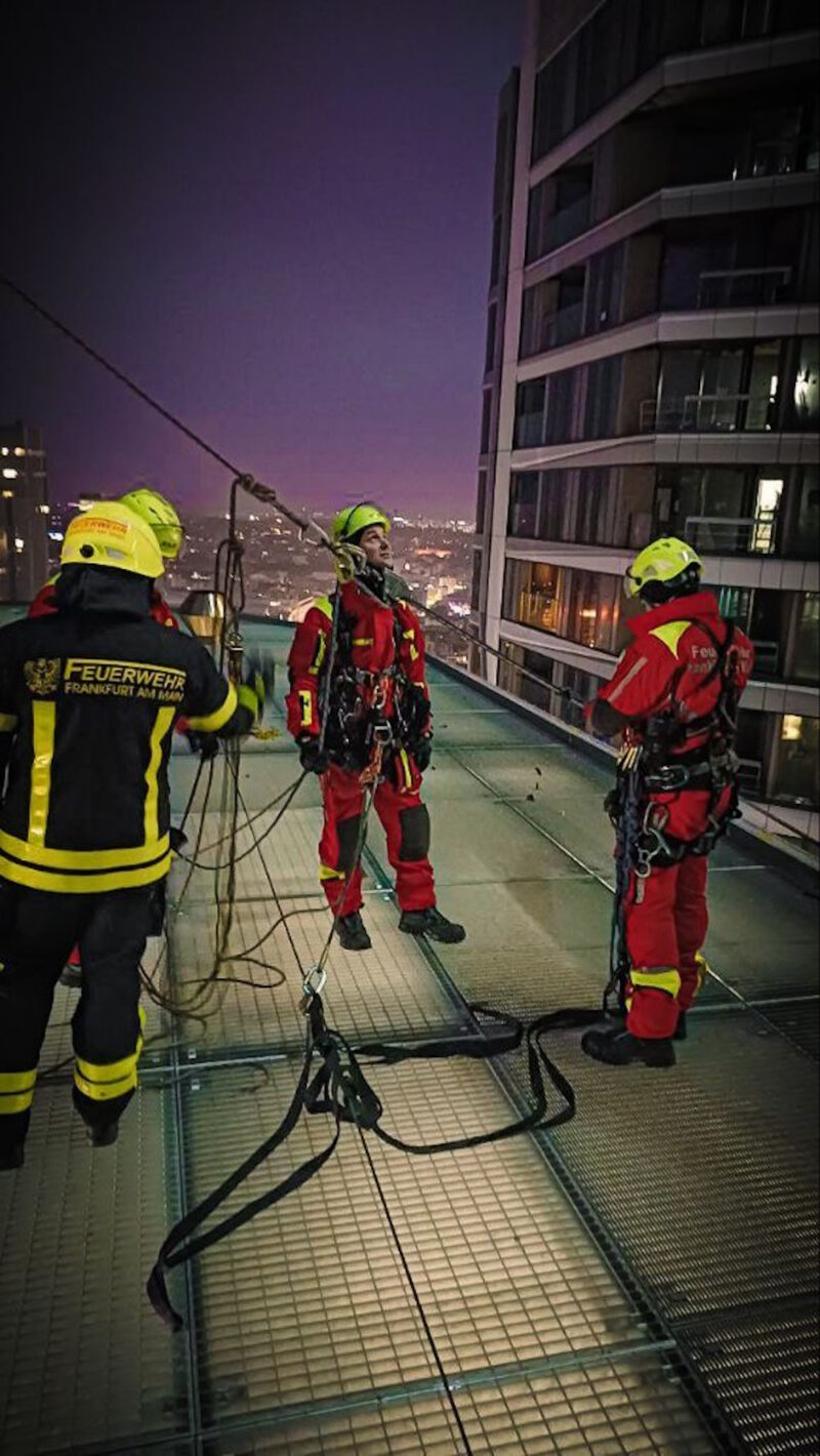 Die Flaschenzugmannschaft im Einsatz.