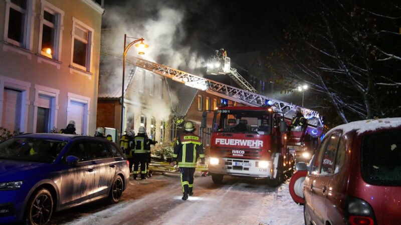 Drehleiter vor einem brennenden Gebäude