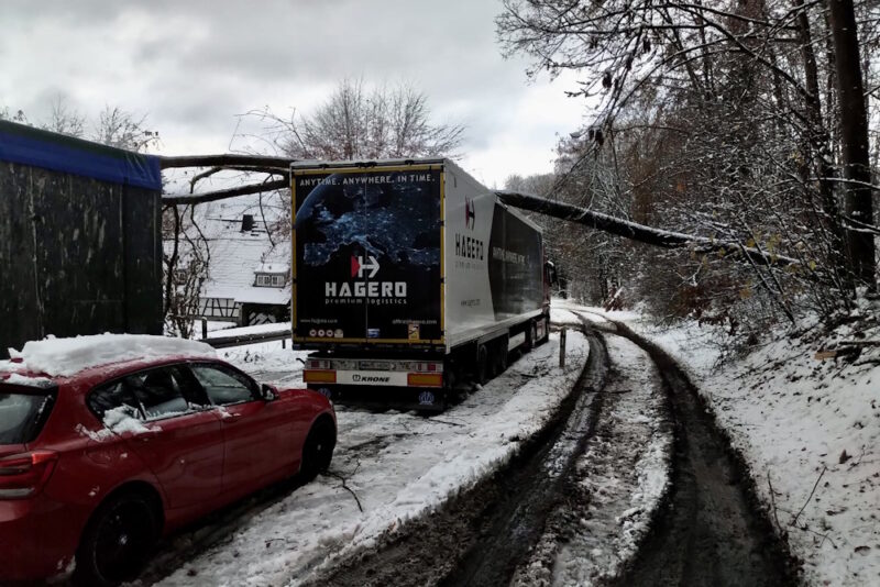 Winterbeinbruch führt zu zahlreichen Unfällen. Ein Baum stürzt auf einen LKW.