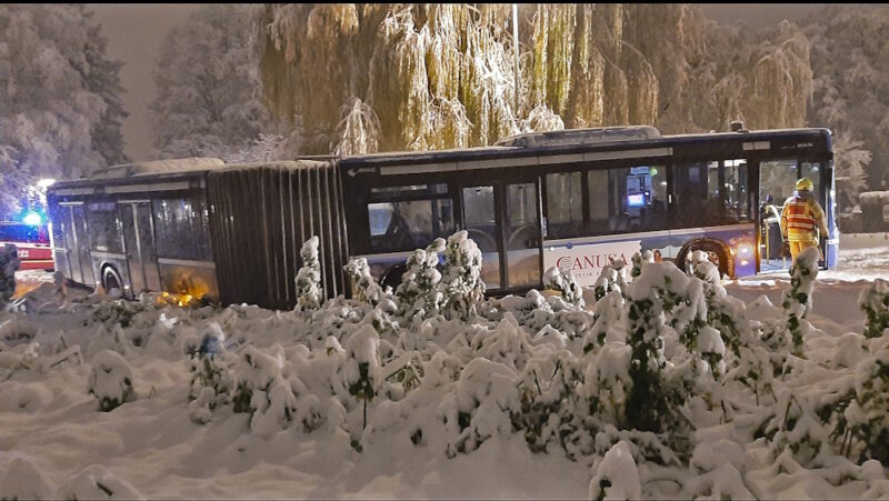 Bus fuhr in den Graben.