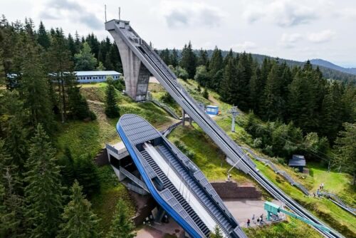 Die Hans-Renner Großschanze in Oberhof, Thüringen im Sommer.