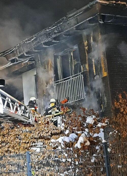 Abgebranntes Haus nach einem schlimmen Wohnungsbrand.