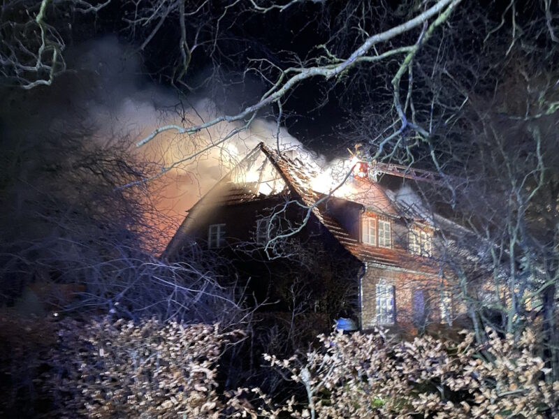 Gebäude und angrenzender Stall standen in Flammen.