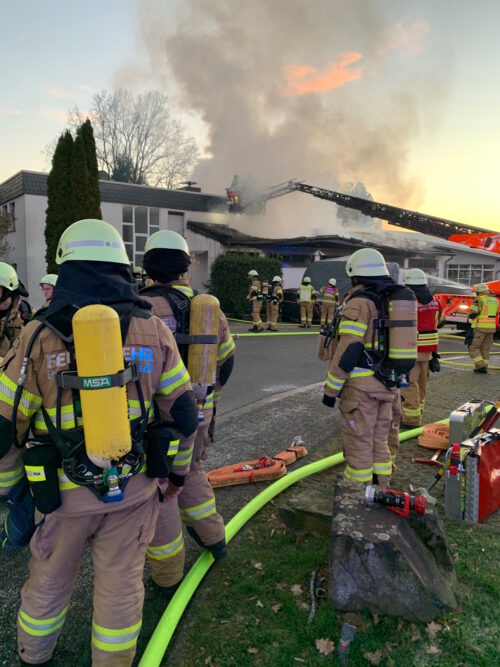 Feuerwehrkräfte löschen den Brand mithilfe einer Drehleiter.