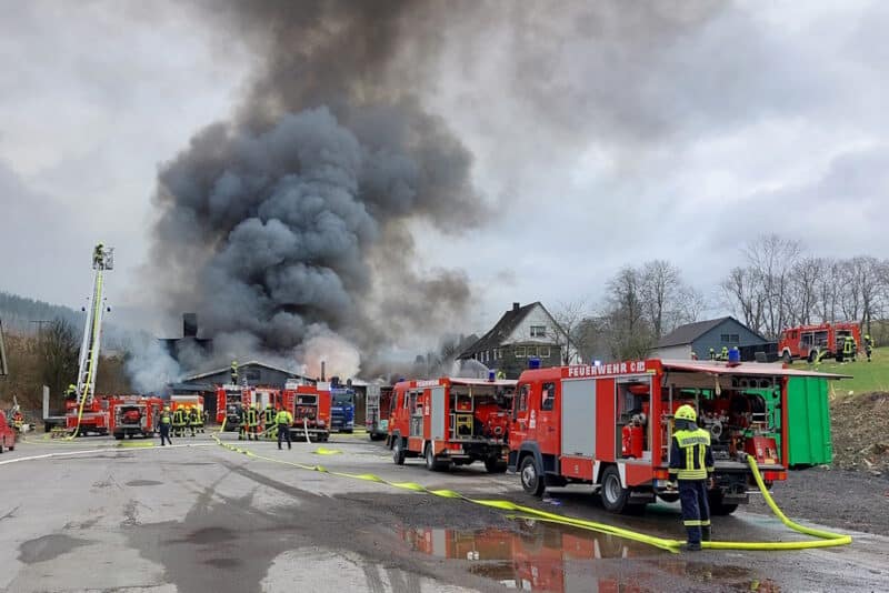 Einsatzkräfte bei einem Großbrand in einem Industriegebäude.