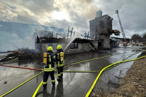 Feuerwehrkräfte beim Löschen des Großbrands.