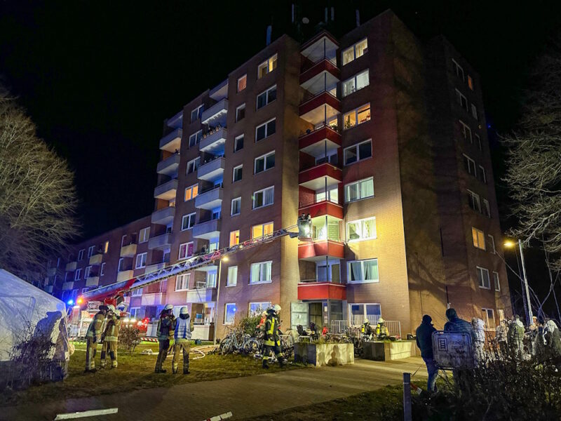 Großeinsatz in Mehrfamilienhaus.