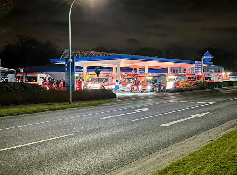 Etliche Fahrzeuge des Rettungsdienstes.