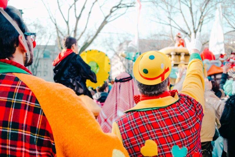 Menschen feiern Karneval. 