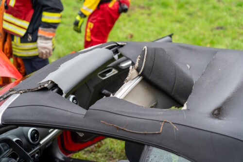 Aufgeschnittenes Dach des Wagens, das im Mühlengraben gelandet ist.