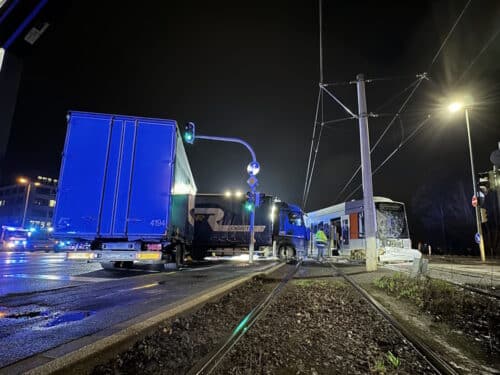 LKW kollidiert mit Straßenbahn.