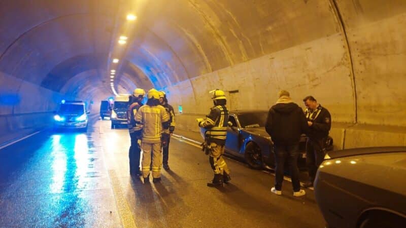 Verkehrsunfall im Straßentunnel auf der BAB 448
