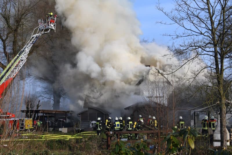 Das Feuer hatte in kürzester Zeit das komplette Reetdach des Einfamilienhauses in Heidgraben erfasst.