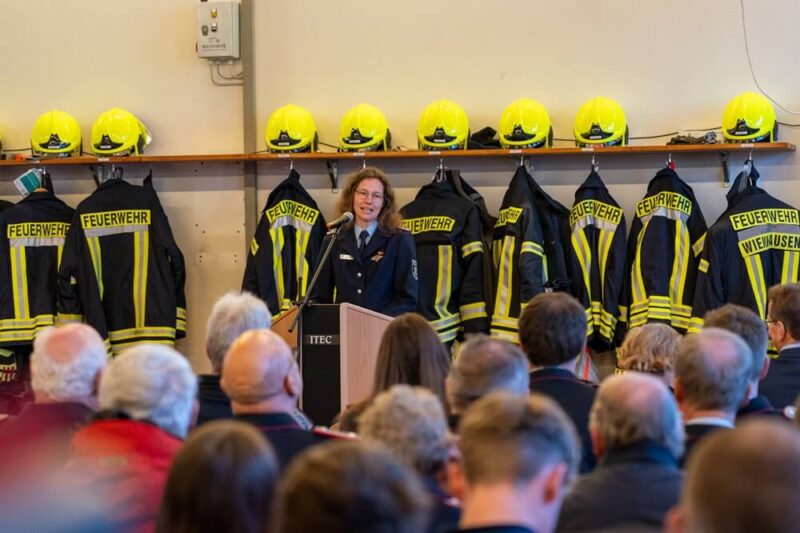 Die Jugendfeuerwehrwartin Jessica Bärmann eröffnete die Jubiliäumsfeier.