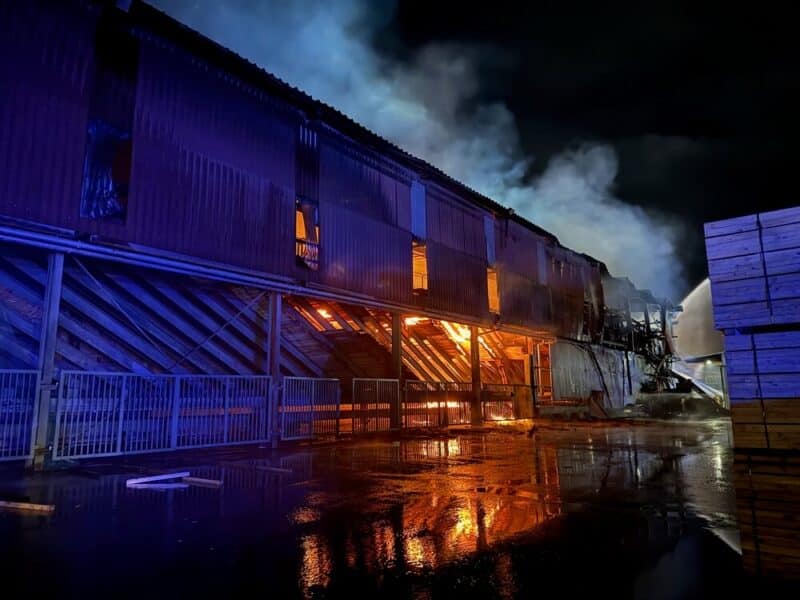 Die Halle stand schon kurz nach Eintreffen der Einsatzkräfte in vollem Brand.