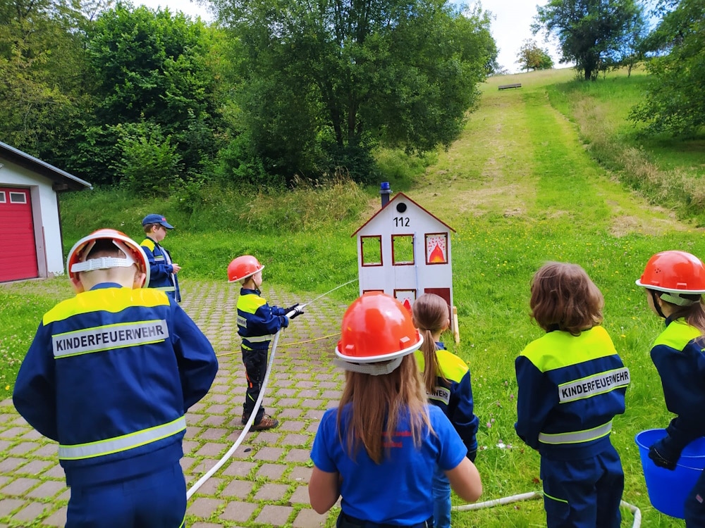 Vollen Einsatz gezeigt: Die Jüngsten mussten im Aufgabenbereich „Feuerwehreinsatz“ ein Holzhaus löschen. Foto: FF Jakobsthal