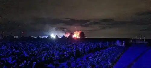 Hoch auflodernde Flammen und starker Rauch waren weithin sichtbar. Foto: Fw Grevenbroich