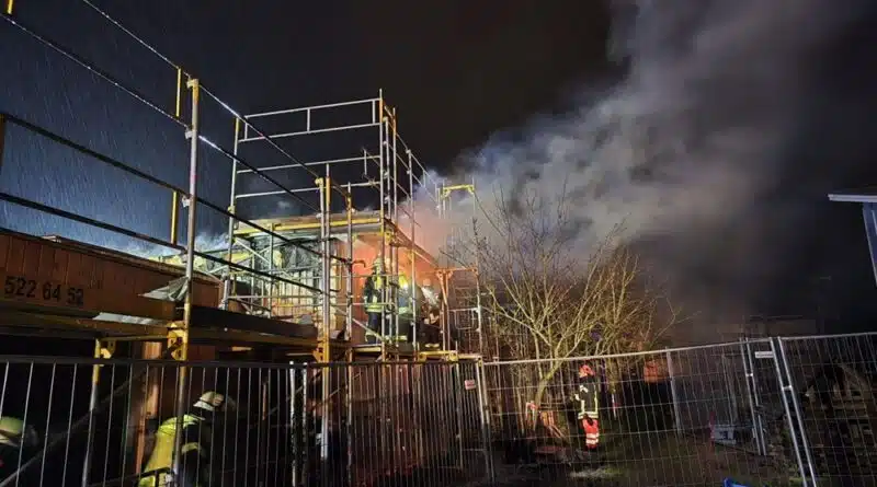 Die Flammen wurden von den Einsatzkräften bekämpft
