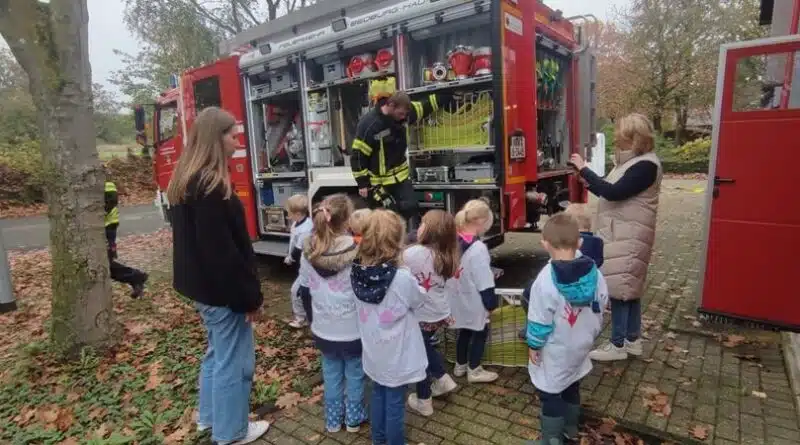 Ganz vorne mit dabei. Die Kinder durften die Feuerwehrautos kennenlernen.