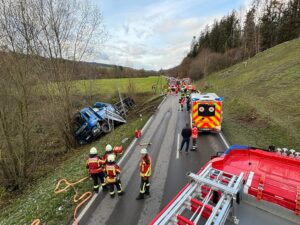 Der Lkw rutschte den Abhang hinunter.