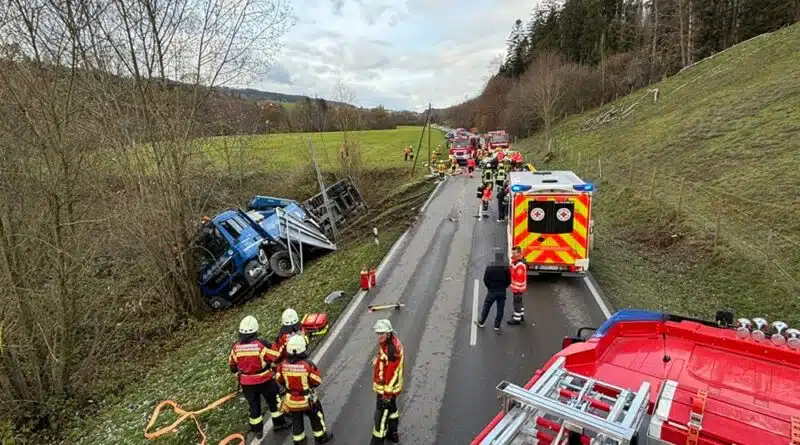 Der Lkw rutschte den Abhang hinunter.