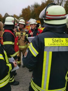 Die Einsatzleitung bespricht die Lage