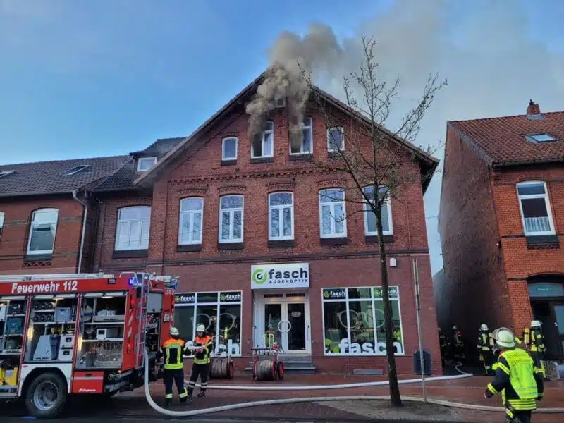 Dichter Rauch prägte den Stadtkern. Die Einsatzkräfte konnten sich gut um das Haus positionieren. Foto: FF Visselhövede