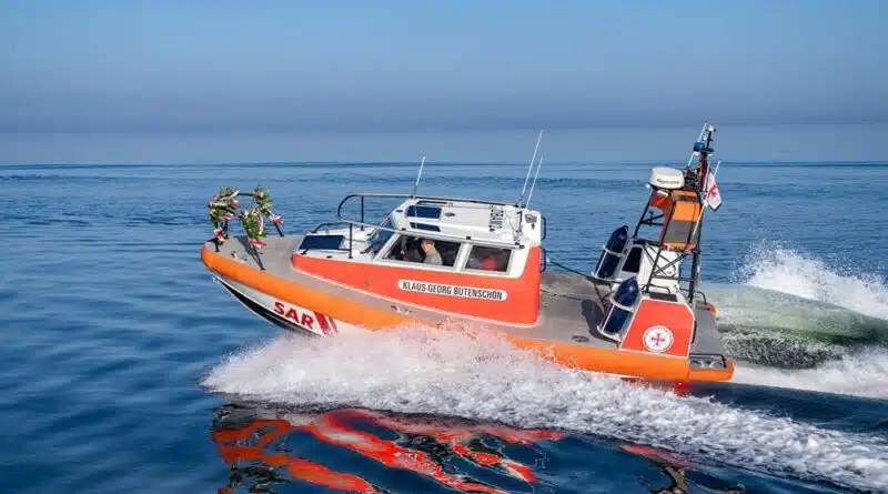 Das neue Seenotrettungsboot Klaus-Georg Butenschön kurz nach der Taufe bei der ersten Fahrt unter seinem endgültigen Namen. Foto: Die Seenotretter - DGzRS