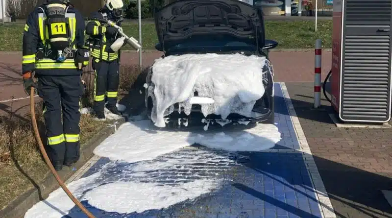 Bei dem E-Fahrzeug wurden erst brennende Kunststoffteile im Motorraum mit Wasser und Schaum gelöscht. Foto: Feuerwehr Mettmann