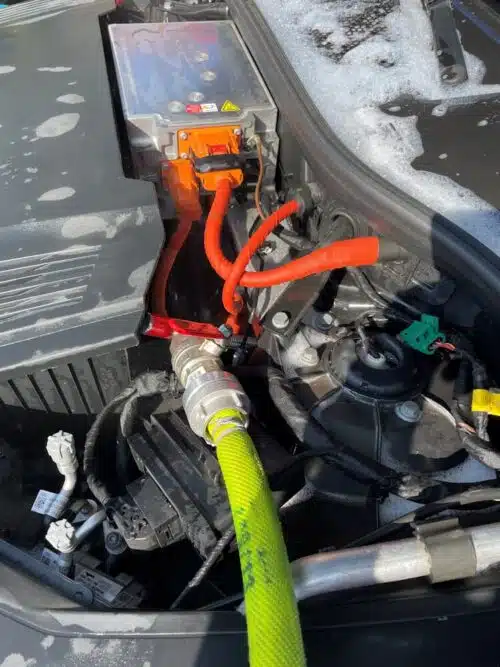Vorn ist der Schlauch und das Kopfstück eines Fognails zu erkennen, Damit konnten die tieferliegenden Teile im Motorbereich gut erreicht und gekühlt werden. Foto: Feuerwehr Mettmann
