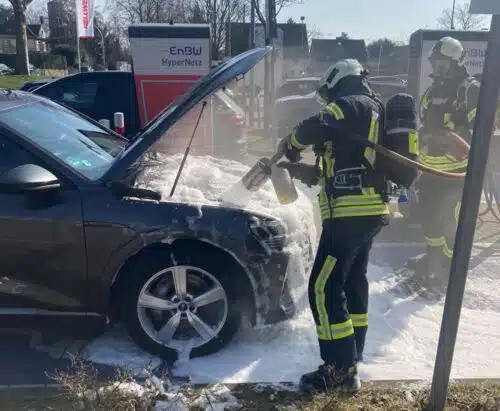 Der Besitzer des E-Fahrzeugs hatte vor dem Eintreffen der Feuerwehr den Ladevorgang unterbrochen und den Stecker entfernt. Foto: Feuerwehr Mettmann
