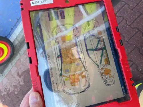 Ein auf dem Einsatztablet installiertes Crash-Recovery-System erlaubte den Einsatzkräften das Vorgehen in der richtigen Reihenfolge der notwendigen Maßnahmen. Foto: Feuerwehr Mettmann