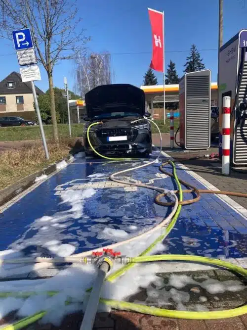 Der Aufbau zum Kühlen der elektrischen Komponenten im Motorraum mit hineingehängten Fognails. Foto: Feuerwehr Mettmann