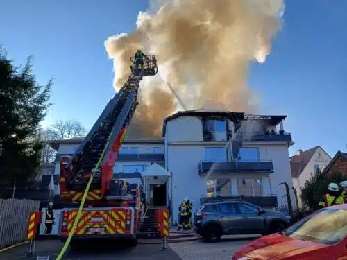 Die Löschangriffe fanden von allen Seiten des Gebäudes aus statt, auch von der Straße. Foto: FF Horn-Bad Meinberg