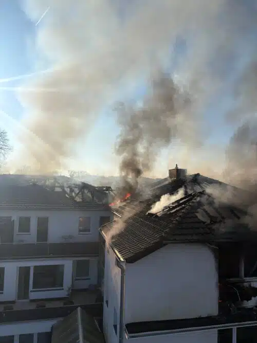Beim Blick auf die Rückseite des Gebäudes sieht man, dass viel Dachfläche betroffen ist. Foto FF Horn-Bad Meinberg