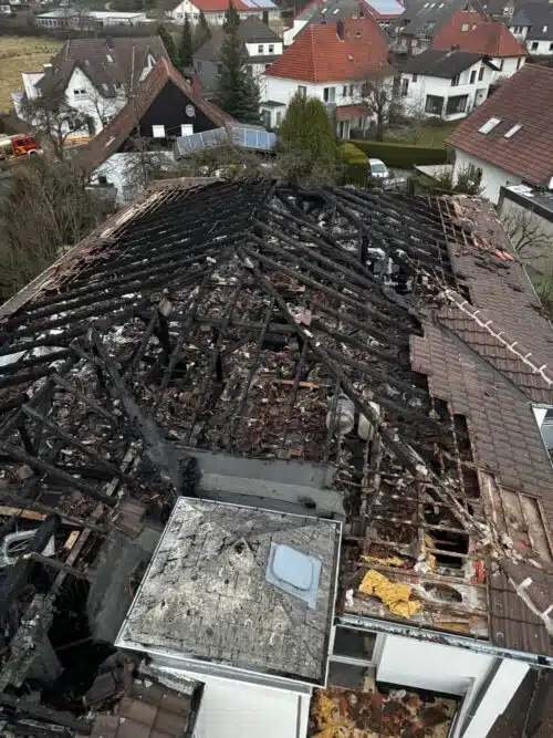 Das Ergebnis: Eingestürzte Dachteile, und durchgebrannte Decken. Foto: FF Horn-Bad Meinberg