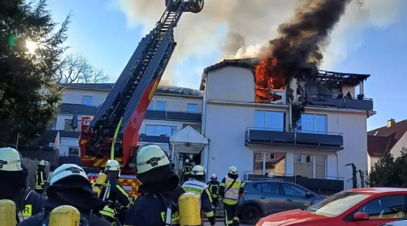 Über den Vordereingang sowie mithilfe der Drehleiter näherten sich die Trupps dem Brand. Foto: FF Horn-Bad Meinberg