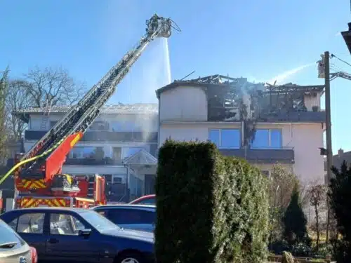 Nun sind beide Drehleitern im Einsatz. Foto: FF Horn-Bad Meinberg