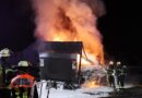 Der 7,5t Lkw brannte licherloh, als die Einsatzkräfte eintrafen. Foto: Ralf Hettler
