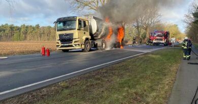 Zu Beginn des Löschangriffs bereiteten sich die Trupps auf den Angriff vor: Foto: Samtgemeindefeuerwehr Zeven
