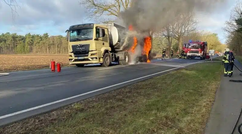 Zu Beginn des Löschangriffs bereiteten sich die Trupps auf den Angriff vor: Foto: Samtgemeindefeuerwehr Zeven