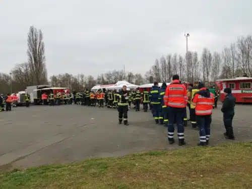 Viele bereitstehende Einsatzkräfte
