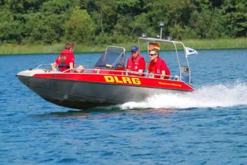 Zudem wachen fast 49.000 Rettungsschwimmerinnen und Rettungsschwimmer jährlich 2,7 Millionen Stunden über die Sicherheit von Badegästen und Wassersportlern.