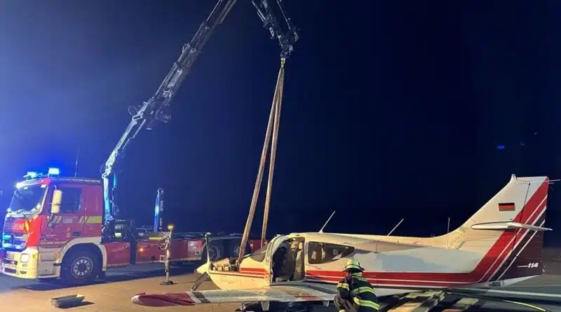 Kurz vor dem Abschluss der Bergungsarbeiten: Holz liegt zur Stabilisierung des Untergrunds aus. Foto: Feuerwehr Mainz