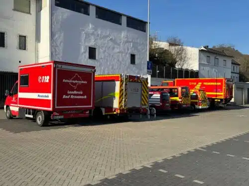 Die Einsatzfahrzeug der Teilnehmenden stehen beiseite. Foto: Jörg Dindorf – Team Medien Landkreis Bad Kreuznach