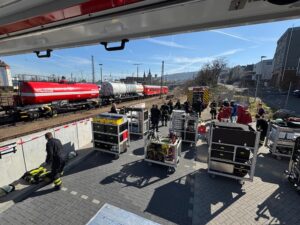 Vorsorglich und nach Plan werden alle Materialien für die Übung abgeladen. Foto: Jörg Dindorf – Team Medien Landkreis Bad Kreuznach