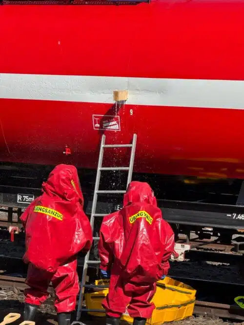 Eine Leckage am Kesselwagen, bevor sie abgedichtet ist. Foto: Jörg Dindorf – Team Medien Landkreis Bad Kreuznach