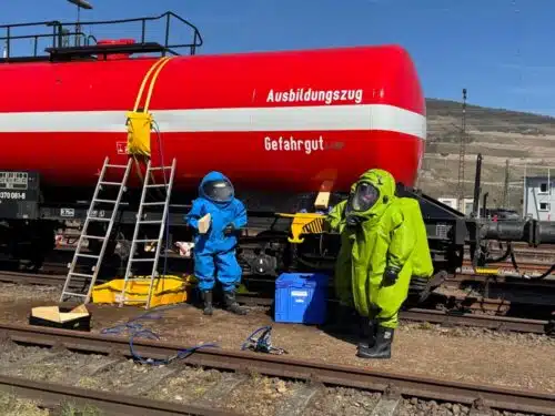 Auslaufen erfolgreich gestoppt! Mit dem angebrachten Dichtkissen können keine Gefahrstoffe mehr austreten. Foto: Jörg Dindorf – Team Medien Landkreis Bad Kreuznach