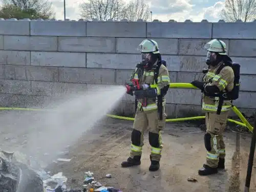 Am Wertstoffhof konnte der Wageninhalt übersichtlich ausgebreitet werden, um Brandherde gezielt abzulöschen. Foto: Feuerwehr Kleve