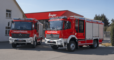 Die fertigen Autos für die Landesfeuerwehrschule stehen nebeneinander